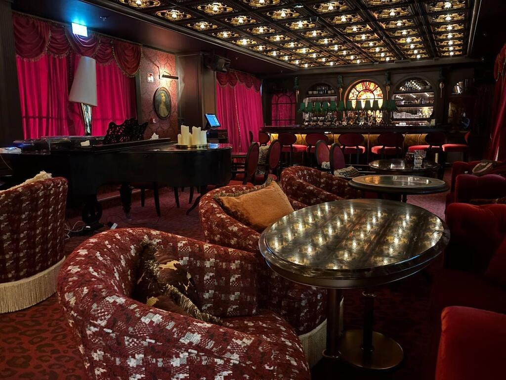 Cocktail bar (Photo: Kim Gluzman) בר הקוקטיילים במלון Wonder בבודפשט, מאי 2026