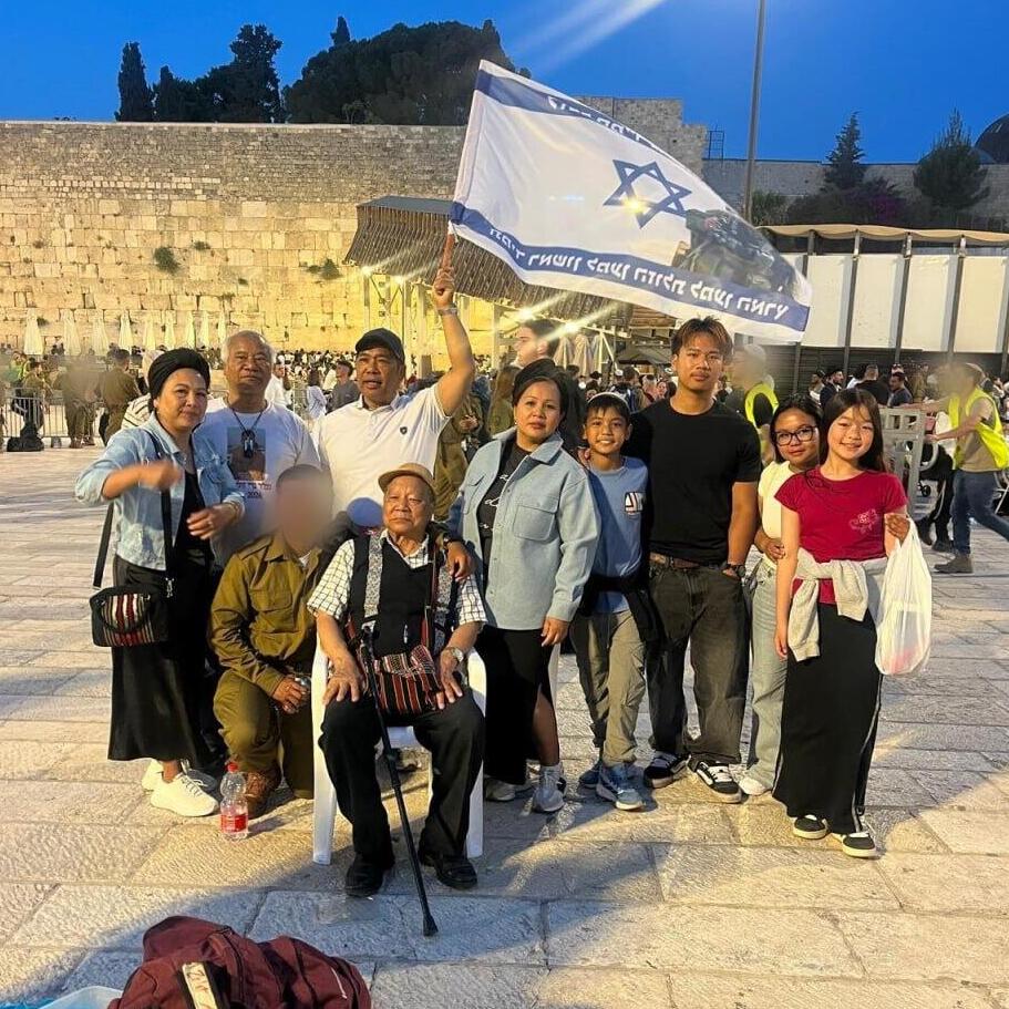 Pvt. O and his family at the Western Wall 