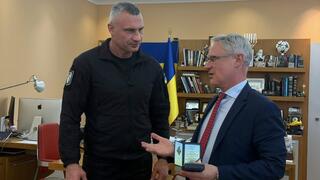 Виталий Кличко вручает награду Михаилу Бродскому
