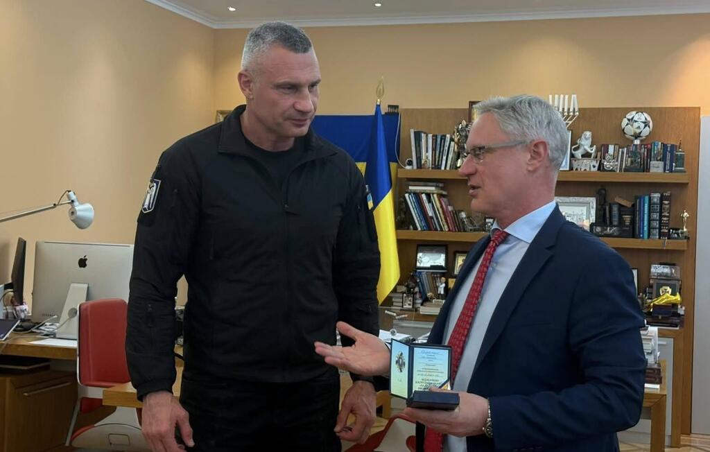 Виталий Кличко вручает награду Михаилу Бродскому
