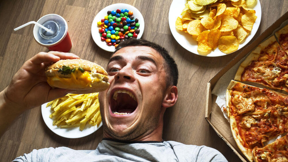 A diet high in ultra-processed foods may increase the risk of dementia (Photo: Shutterstock) גבר אוכל מזון מהיר
