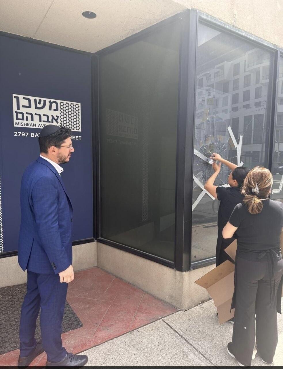 The window that was smashed at the synagogue in Toronto החלון שנופץ בבית הכנסת בטורונטו