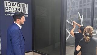 החלון שנופץ בבית הכנסת בטורונטו