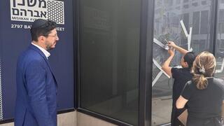 החלון שנופץ בבית הכנסת בטורונטו