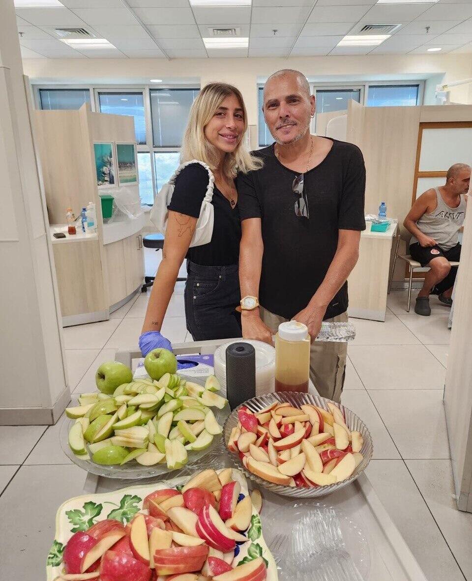 מעיין אשכנזי וישי לוי (צילום: פרטי) מעיין אשכנזי ישי לוי התנדבות בית חולים איכילוב
