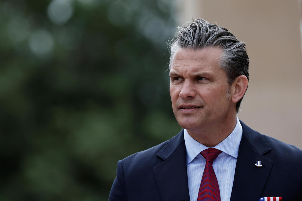 US Secretary of War Pete Hegseth (Photo: AP Photo/Jeremias Gonzalez) שר ההגנה של ארה"ב פיט הגסת' ב נורמנדי צרפת נאום 82 שנה ל הפלישה לנורמנדי