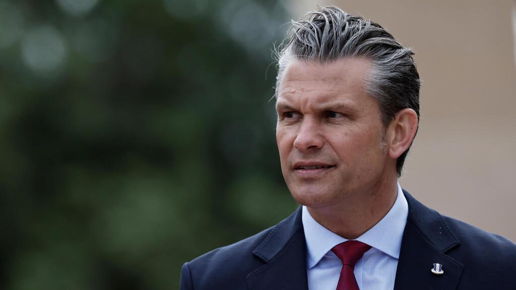 Hegseth; in recent months, he has imposed new restrictions on reporters' access to the Pentagon (Photo: Jeremias Gonzalez/AP) שר ההגנה של ארה"ב פיט הגסת' ב נורמנדי צרפת נאום 82 שנה ל הפלישה לנורמנדי