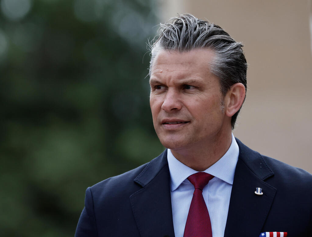 US Defense Secretary Pete Hegseth denied the US faces a weapons shortage, but the Pentagon has confirmed it (Photo: Jeremias Gonzalez/AP) שר ההגנה של ארה"ב פיט הגסת' ב נורמנדי צרפת נאום 82 שנה ל הפלישה לנורמנדי