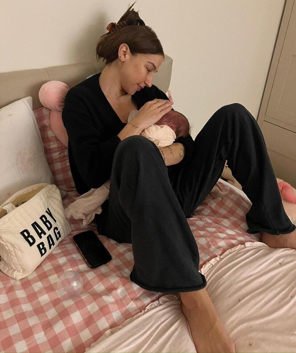 גולדשטיין עם בתה סשה. "אני בוכה מכל דבר שקשור אליה" (צילום: פרטי) שני גולדשטיין עבור הברזייה