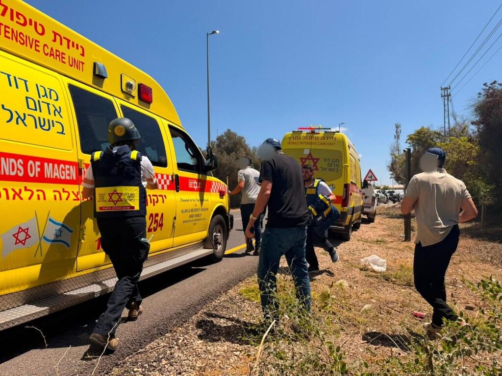 First responders at one of the attack scenes (Photo: Magen David Adom) זירה סמוך לצור נתן