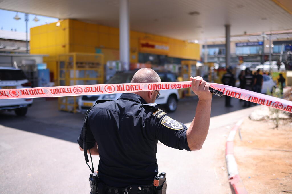 The scene of the attack at Kochav Yair gas station (Photo: Tal Shahar) הזירה בתחנת דלק בכוכב יאיר