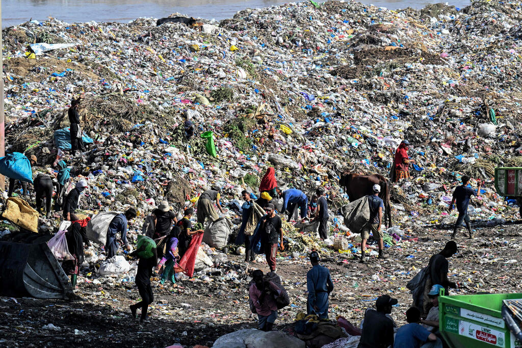 Waste pickers search for reusable or recyclable materials at a dumping yard in Lahore, Pakistan (Photo: Arif Ali/AFP) Waste pickers search for reusable or recyclable materials at a dumping yard in Lahore, Pakistan