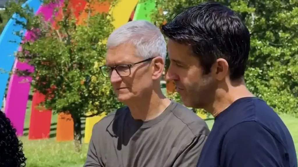 Tim Cook alongside incoming Apple CEO John Ternus (Photo: Apple) טים קוק לצד מנכ"ל אפל הנכנס, ג'ון טרנוס