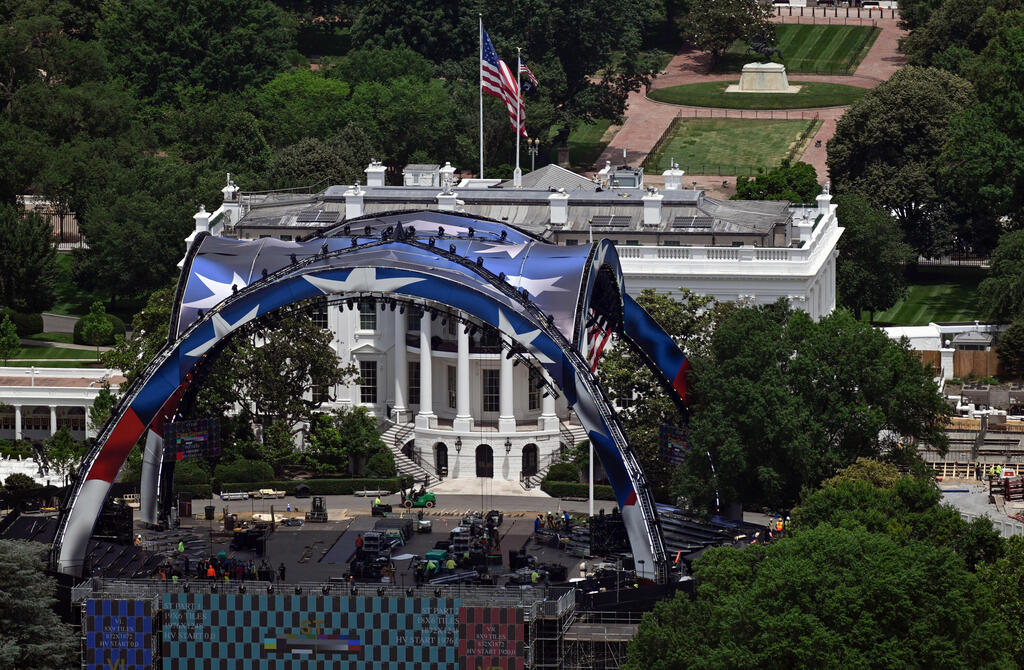 The giant UFC octagon fighting cage erected on the White House lawn (Photo: John McDonnell/AP) זירת קרבות UFC שהוקמה ב מדשאה ב הבית הלבן