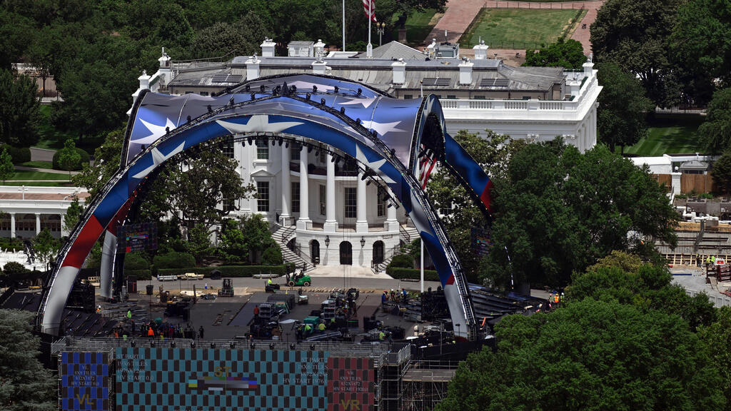 UFC arena set up on the White House lawn (Photo: AP Photo/John McDonnell) זירת קרבות UFC שהוקמה ב מדשאה ב הבית הלבן