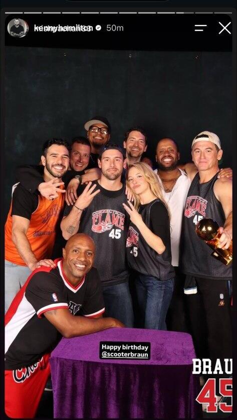Sydney Sweeney, center, and Scooter Braun, second from left, pose with friends while celebrating the New York Knicks' NBA championship victory (Photo: Screengrab) סידני סוויני עם סקוטר בראון וחברים