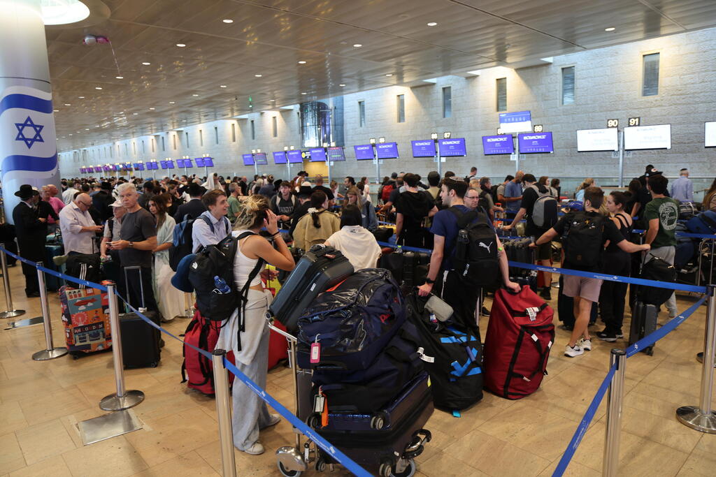Crowds at Ben Gurion Airport (Photo: Yariv Katz) תורים בנתב"ג בעקבות ההסלמה