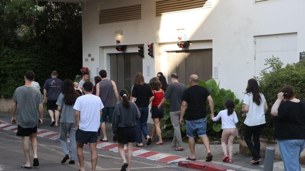 אזרחים בתל אביב בדרך למרחב מוגן