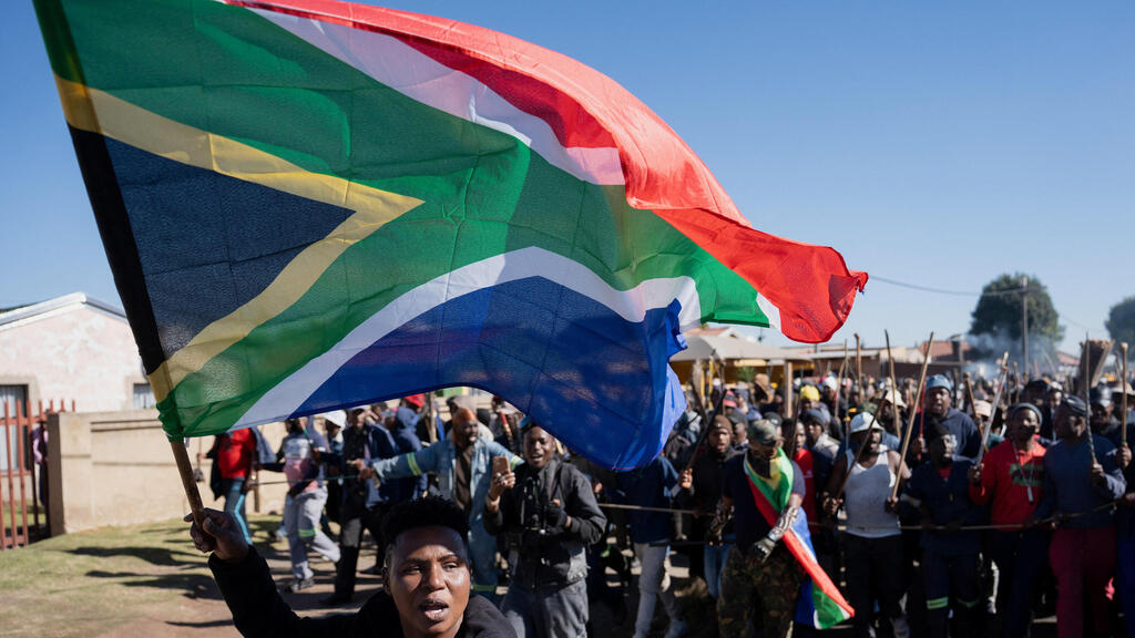 Double the GDP of South Africa (Photo: REUTERS/Ihsaan Haffejee) דרום אפריקה מפגינים נגד מהגרים לא חוקיים ליד יוהנסבורג