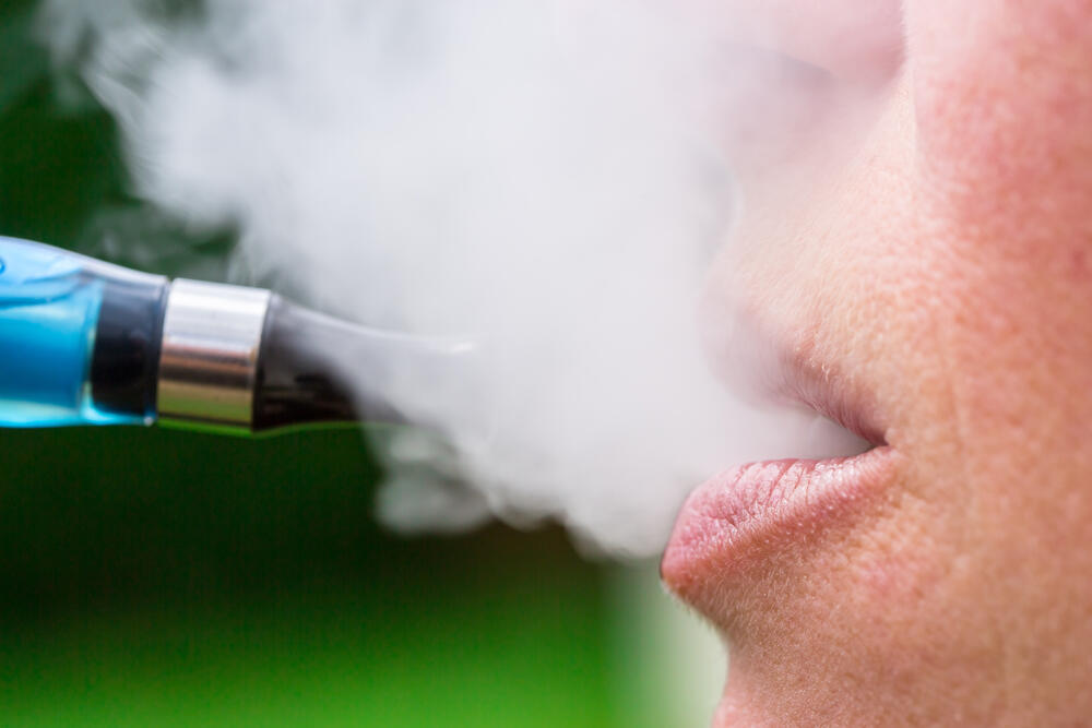 Teen vaping overtakes cigarettes (Photo: Shutterstock) עישון סיגריה אלקטרונית