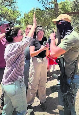 ויכוח בין פעילי "בני אברהם" למתנחל רעול פנים