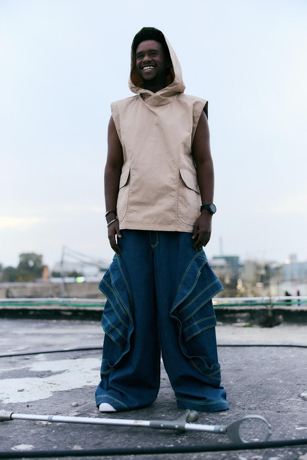 Liav Elmo in a design by Lee Kaminker (Photo: Michal Sharon) ליאב אלמו בעיצוב של לי קמינקר, מתוך פרויקט "מורפוזה"