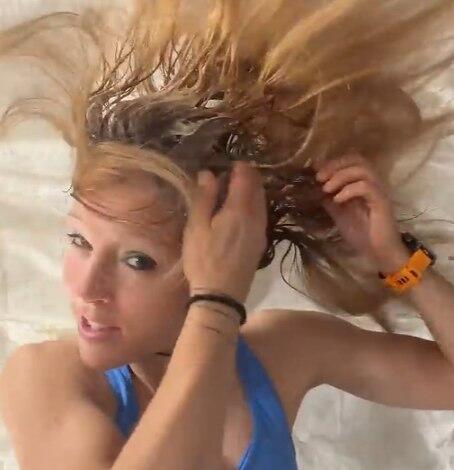 Sophie Adenot washes her hair in space (Photo: From the European Space Agency’s YouTube page) האסטרונאוטית בחפיפה