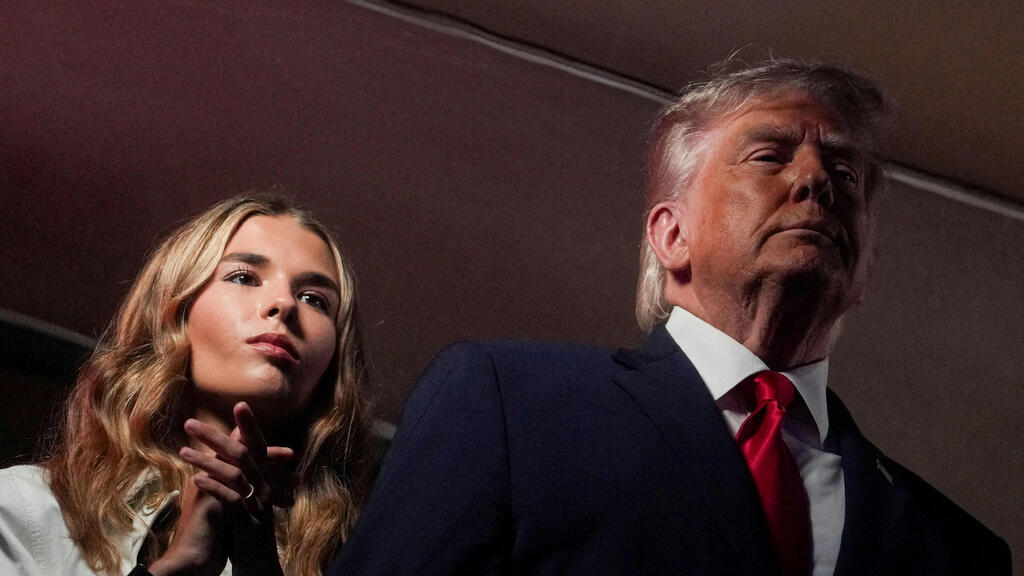 US President Donald Trump with his granddaughter Kai at the New York Knicks’ NBA Finals game against the San Antonio Spurs (Photo: REUTERS/Nathan Howard) נשיא ארה"ב דונלד טראמפ עם נכדתו קאי במשחק של ניו-יורק ניקס מול סן אנטוניו ספרס בגמר ה-NBA