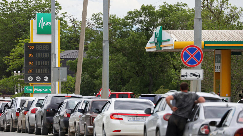 A line of vehicles at a gas station in Crimea (Photo: REUTERS/Alexey Pavlishak) תחנת דלק ב קרים חצי האי שכבוש על ידי רוסיה בצל מתקפות אוקראינה נגד תעשיית נפט