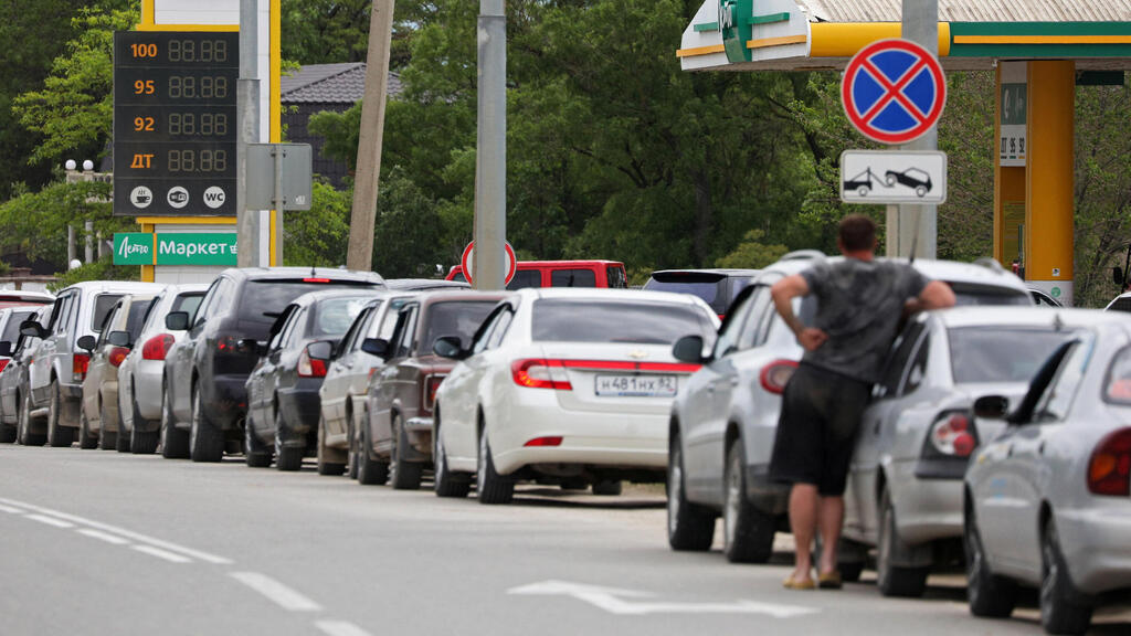 A line at a gas station in Crimea, earlier this month (Photo: Alexey Pavlishak/Reuters) תחנת דלק ב קרים חצי האי שכבוש על ידי רוסיה בצל מתקפות אוקראינה נגד תעשיית נפט