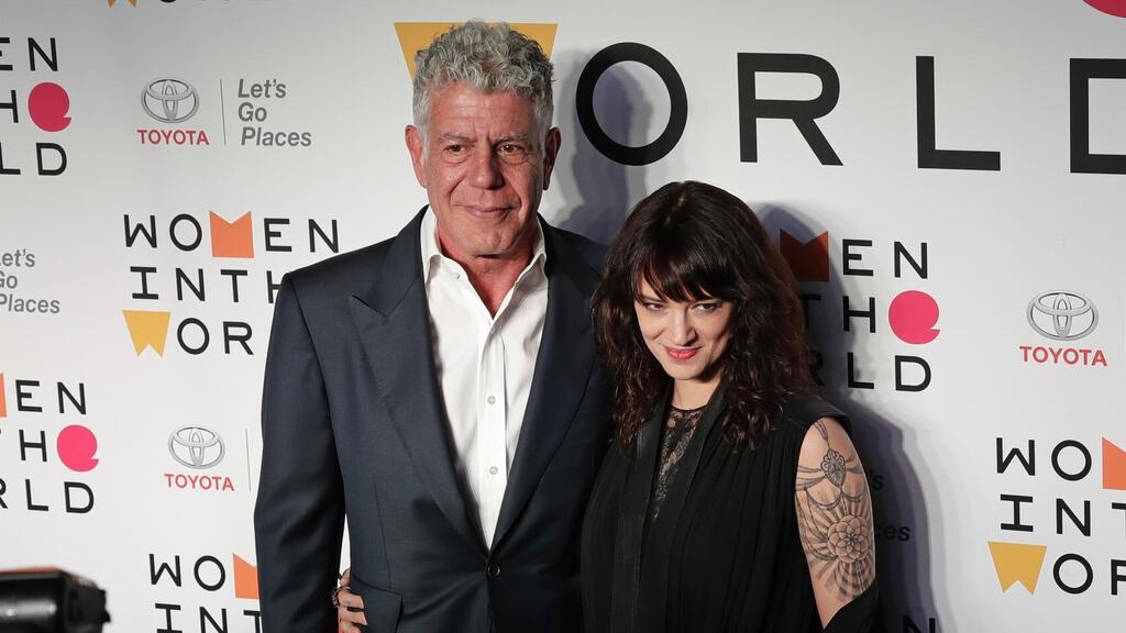 Anthony Bourdain and Argento (Photo: Frank Franklin II/AP) אסיה ארג'נטו ואנתוני בורדיין