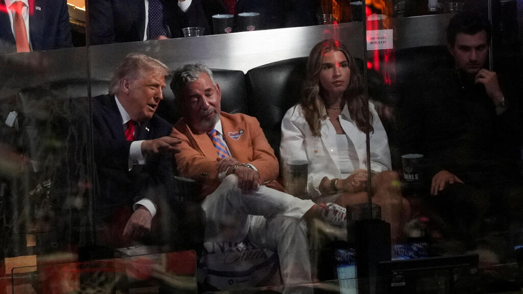 Trump and New York Knicks owner James Dolan (Photo: REUTERS/Nathan Howard) נשיא ארה"ב דונלד טראמפ עם נכדתו קאי ובעלי ניו-יורק ניקס ג'יימס דולן