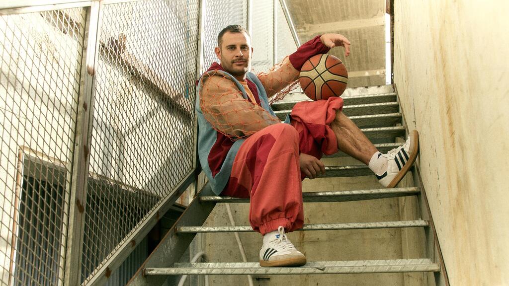 Alon Hindi in a design by Tamara Zarviv (Photo: Michal Sharon) אלון הינדי בעיצוב של תמרה זרביב, מתוך פרויקט "מורפוזה"