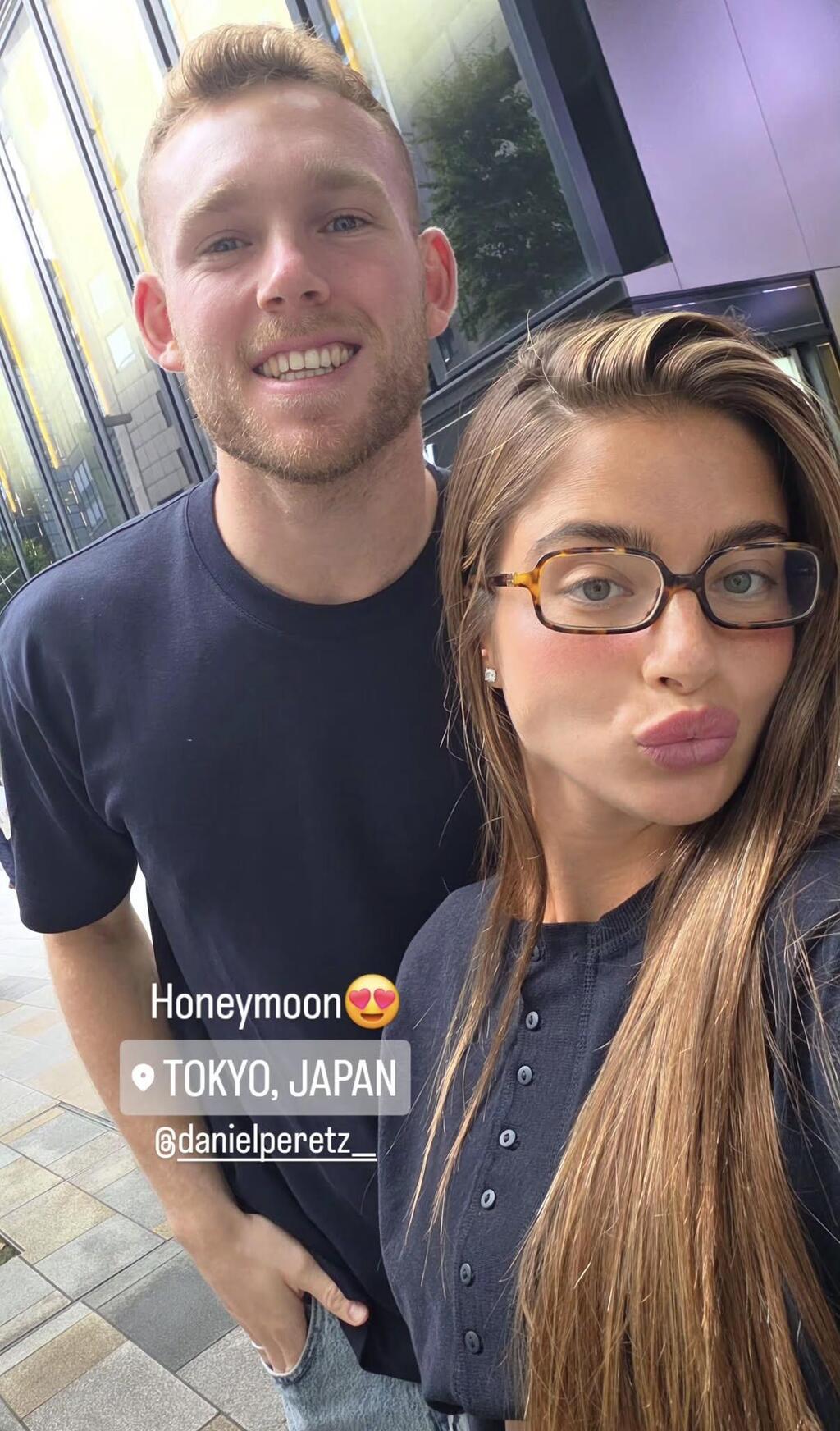 Daniel Peretz and Noa Kirel in Japan (Photo: Screengrab) נועה קירל ודניאל פרץ בירח דבש