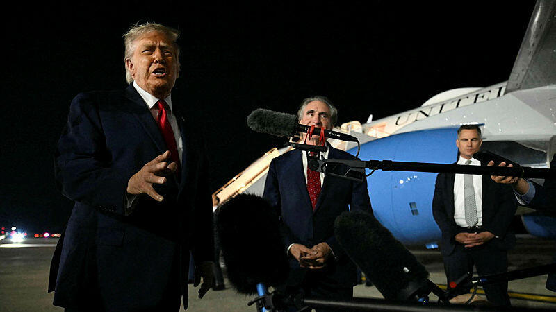 Trump speaks to reporters before departing New York (Photo: SAUL LOEB / AFP) טראמפ בשיחה עם כתבים לקראת המראה מניו יורק