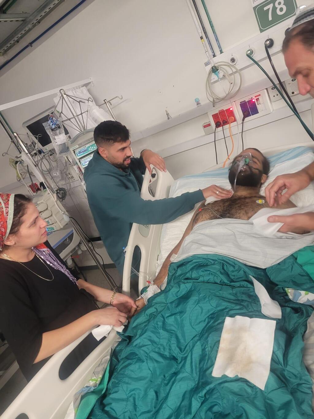 שקד בבית החולים ולצידו אורי יחד עם אביו ואחיו