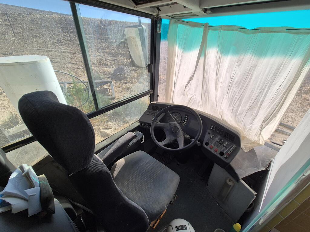 The steering wheel is still there, a reminder that this is a bus (Photo: Assaf Kamar) ההגה עדיין שם. תזכורת למי ששוכח שמדובר באוטובוס