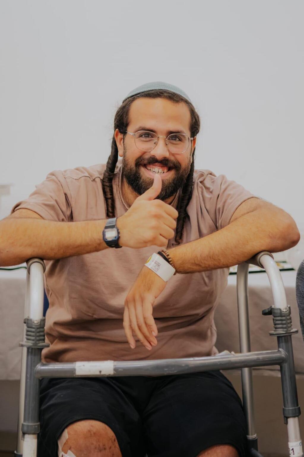 שקד במהלך השיקום