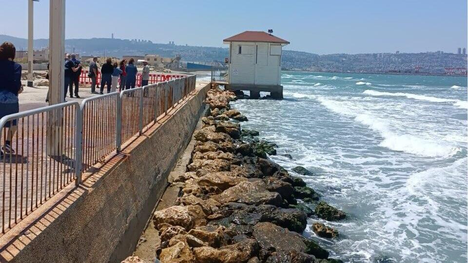 Breakwater at Kiryat Haim Beach (Photo: Yael Dori) חוף קריית חיים, מחכים לרגע האחרון למציאת פתרון