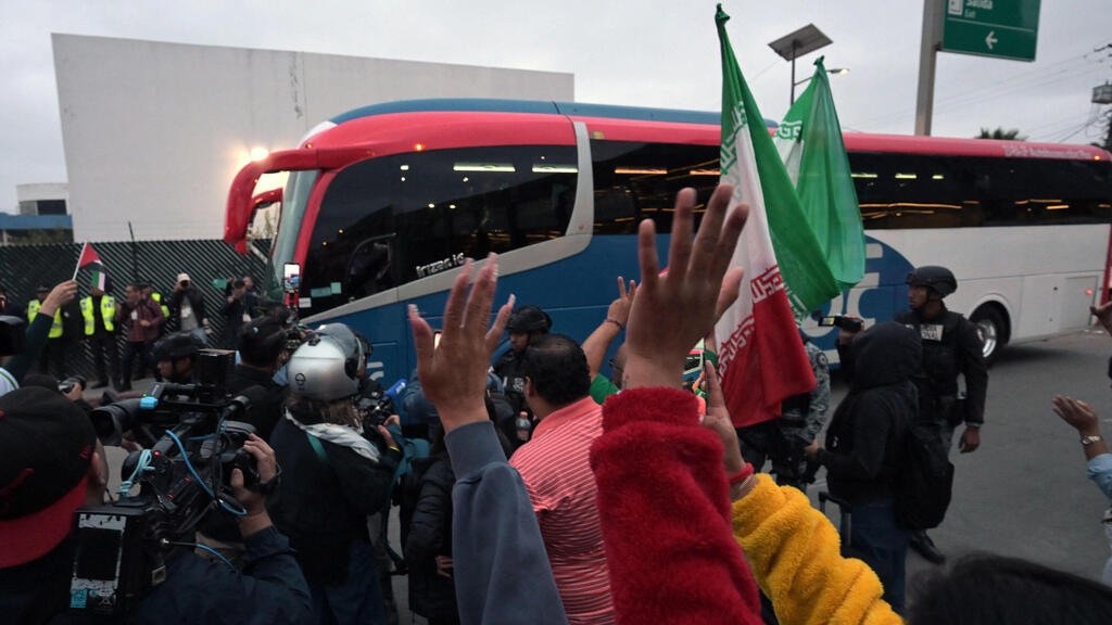 Iran fans welcome the national team in Mexico (Photo: Guillermo Arias/ AFP) נבחרת איראן