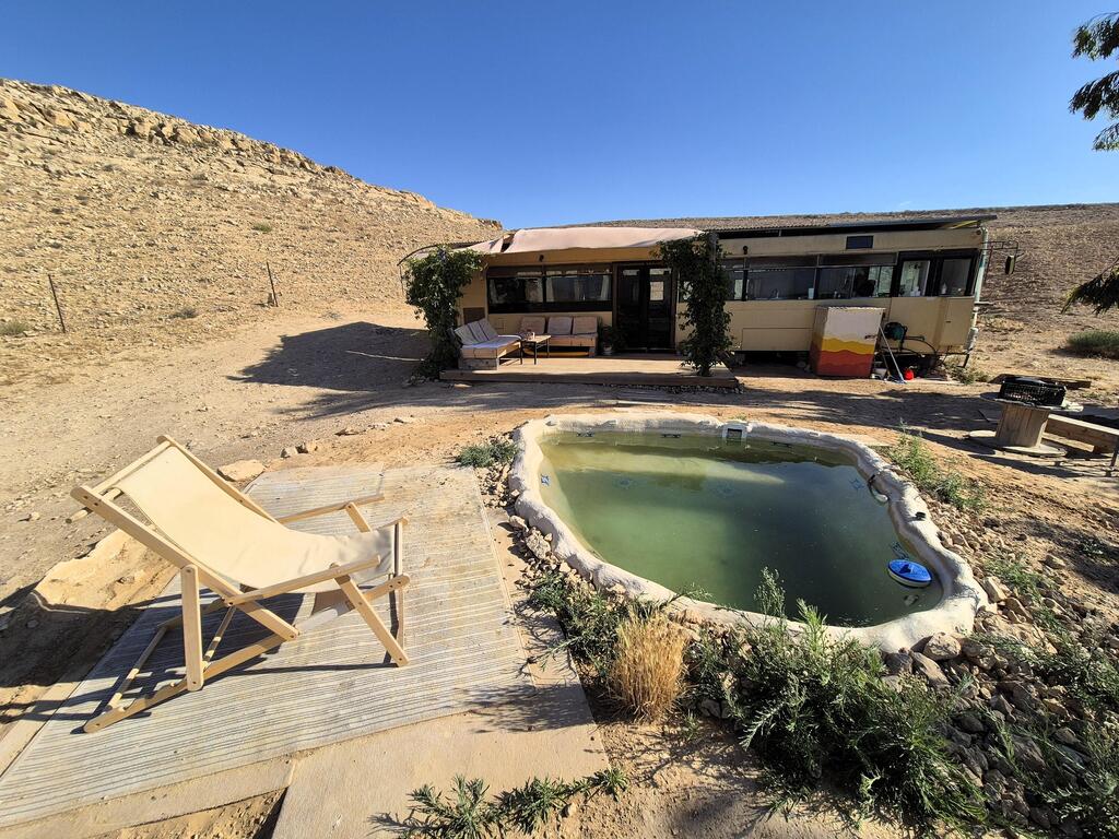 A converted bus at Kerem Shezaf in the Negev offers a secluded desert stay near Mitzpe Ramon (Photo: Assaf Kamar) אוטובוס בכרם