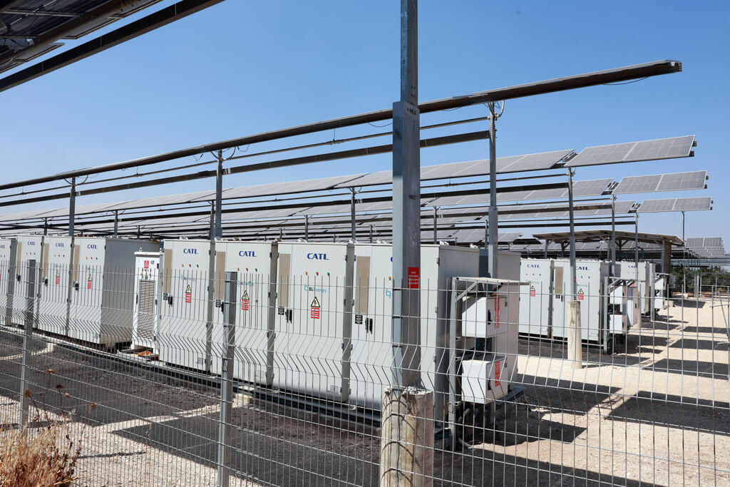 Advanced agriculture and solar energy production on the same land (Photo: Dana Kopel) שילוב חקלאות מתקדמת וייצור סולארי על אותן קרקעות