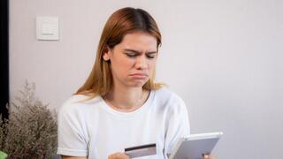 אישה כסף חשבון בנק כרטיס אשראי