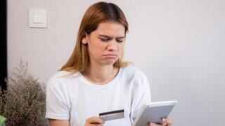 אישה כסף חשבון בנק כרטיס אשראי