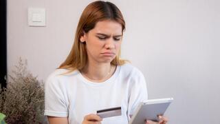 אישה כסף חשבון בנק כרטיס אשראי