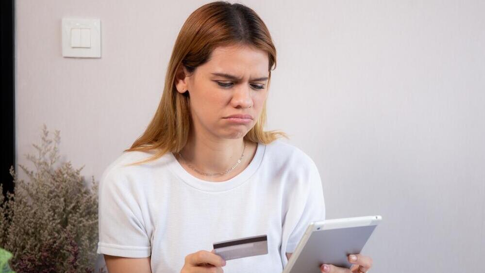 אישה כסף חשבון בנק כרטיס אשראי