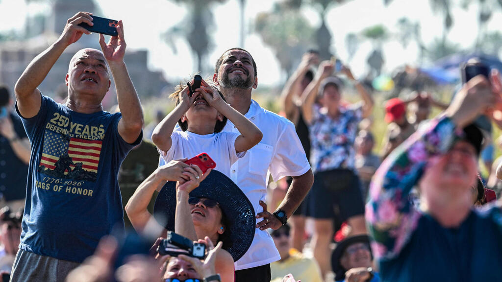 People watch a Starship launch from South Padre Island (Photo: Ronaldo Schemidt/AFP) אנשים צופים בשיגור סטארשיפ מסאות' פאדרה איילנד