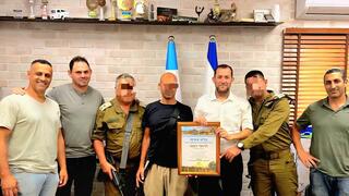 ראש מועצת שומרון העניק צ"ש אזרחי לרבש"ץ סלעית רועי דמתי