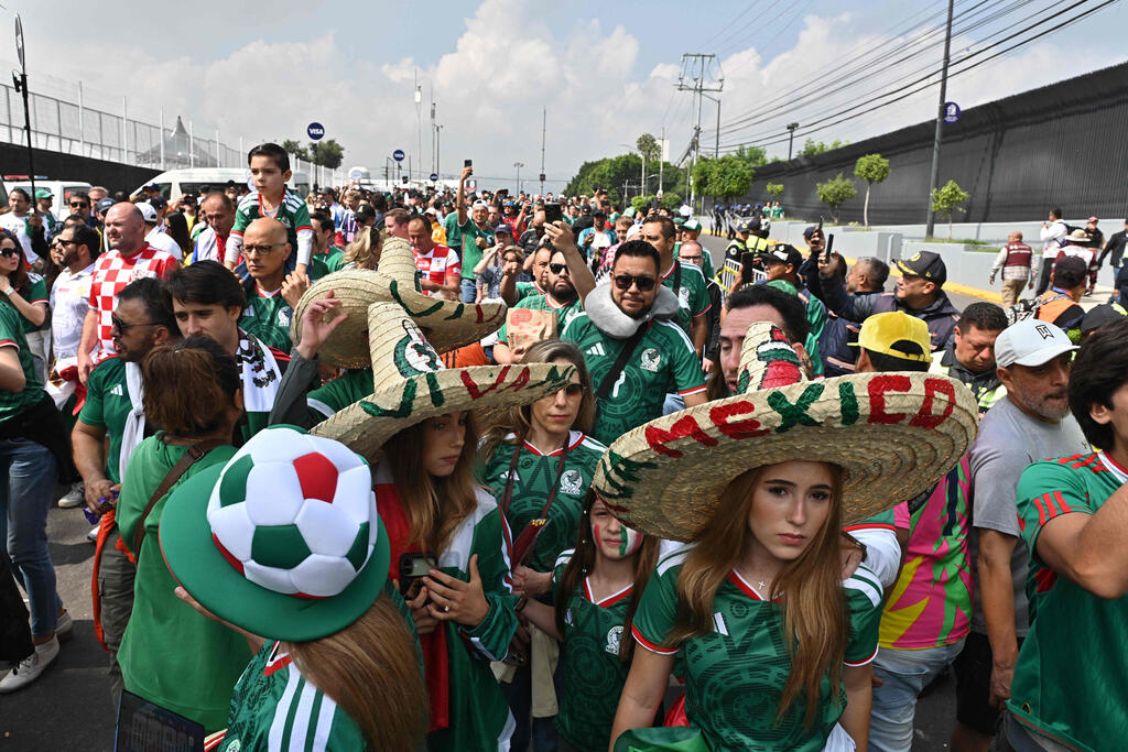 The Mexicans are on their way (Photo: Mario Vazquez / AFP) אוהדי מקסיקו ליד אצטדיון האצטקה מונדיאל 2026