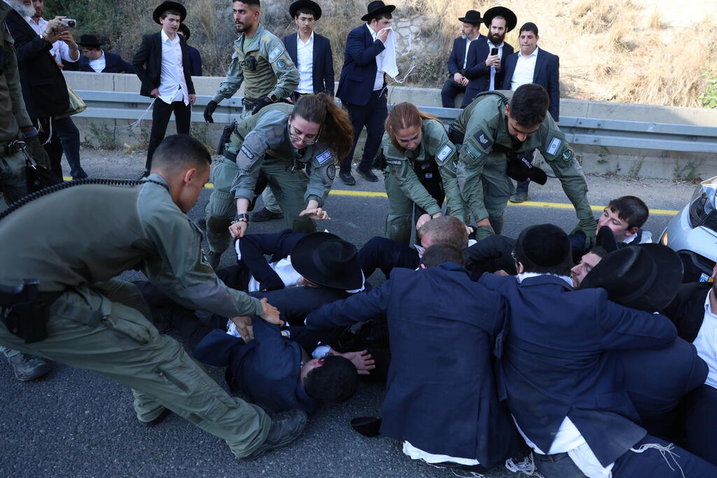 פינוי הפגנת החרדים וחסימת הכביש בצומת גנות